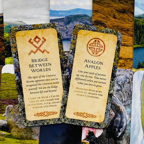 Orakulo kortos, atverstos dviem kortoms Bridge Between Worlds ir Avalon Apples, rodantys celtinius simbolius ir interpretacijas