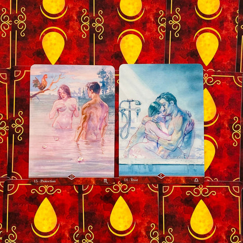 Tarot kortos su atvertomis kortomis "Protection" ir "Trust" ant raudono ornamentuoto nugarėlio, porų akvarelinės iliustracijos