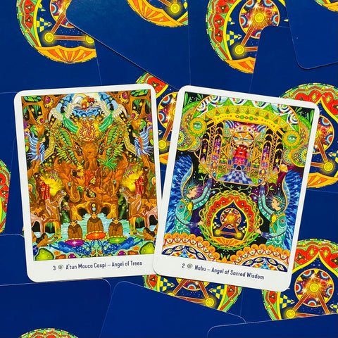 Tarot kortos spalvingos angelų kortos, dvi atvertos kortos (Aʼtun Mauca Caspi ir Nabu) ant mėlyno galo dizaino