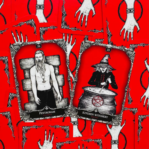 Taro kortos komplektas su dviem atviromis kortomis — Pentagram ir Kitchen Witchery, ryškiai raudonos nugarėlės, arti fiksuotas kampas