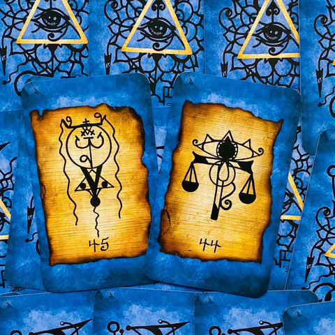 tarot kortos mėlynais kraštais, dvi atverstos kortos plokščiai išdėstytos su pergamento centru, juodais simboliais ir numeriais 45 bei 44