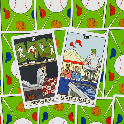 Tarot kortos beisbolo tematikos — dvi kortos (Nine of Balls ir Eight of Balls) padėtos ant žalių galinių dizainų