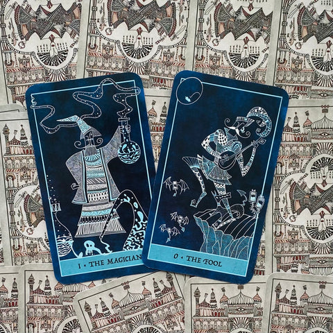 Tarot kortos mėlyna leidimo versija, plokščiai išdėstytos – matomos The Magician ir The Fool kortos ant ornamentinio fono