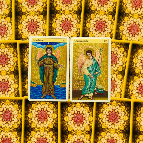 tarot kortos – dvi angelų kortos Melahėl ir Mahasiah ant geltonos mandalos nugarėlių, parodytos iš viršaus, variantas su angeliškais piešiniais