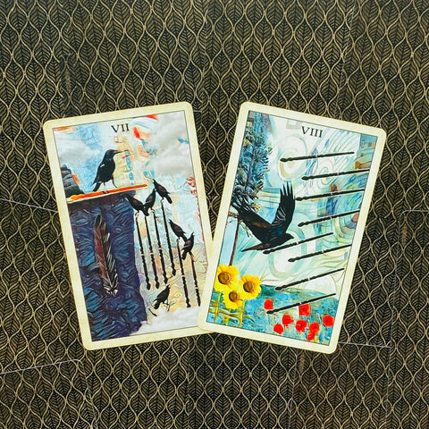 Tarot kortos, dviejų kortų išklotas: VII ir VIII su juodais varnais, saulėgrąžomis ir spalvotu fonu, atsidėję kampu ant raštuoto fono, skirtas skaitymui