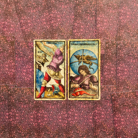 Tarot kortos vintage stiliaus, dvi rankų pieštos major arcana kortos su violetiniais ir raudonais akcentais ant raštuoto rožinio fono