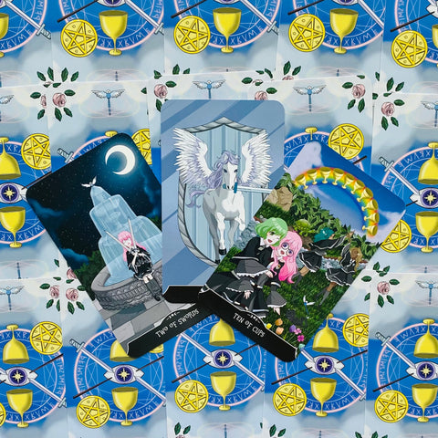 Tarot kortos anime stiliumi — trys atverstos kortos su sparnuotu žirgu ir personažais ant mėlyno simbolinio nugarėlių dizaino, skirtos skaitymui ir kolekcijai