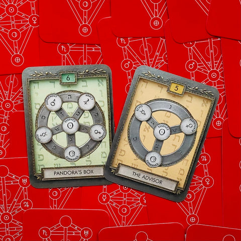 tarot kortos rodoma arti: raudonos nugarėlės ir dvi atverstos kortos Pandora's Box ir The Advisor