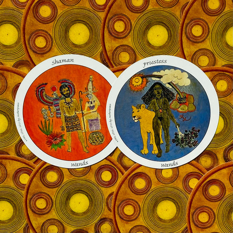 Tarot kortos apvalios Wands; dvi kortos — oranžinė Shaman ir mėlyna Priestess ant geltono koncentrinių ratų fono