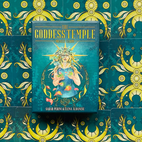 Orakulų kortos "Goddess Temple" turkio dėklas su deivės iliustracija, dėžutė centruota ant kortų nugarėlių