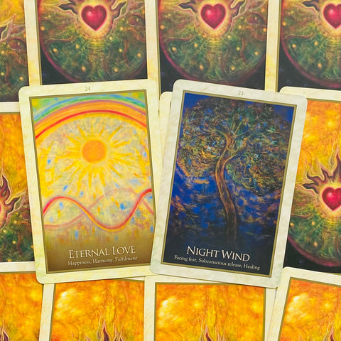 Tarot kortos atverstos Eternal Love su ryškiai geltona saulės scena ir Night Wind su tamsiai mėlynu medžio iliustracija, skirtos skirtingiems variantams