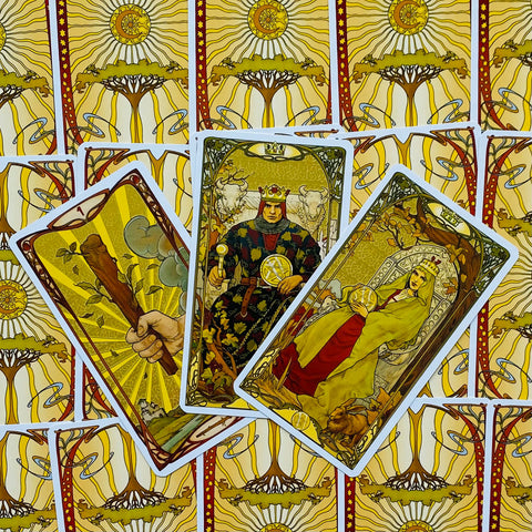 Tarot kortos rinkinyje su aukso geltonomis nugarėlėmis ir trijų kortų išdėstymu, Art Nouveau iliustracijos