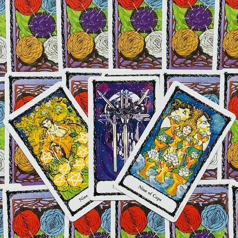 Tarot kortos su trimis atverčiais: Devyni monetų, Devyni kardai ir Devyni taurės, ryškios iliustracijos ant baltų kraštų