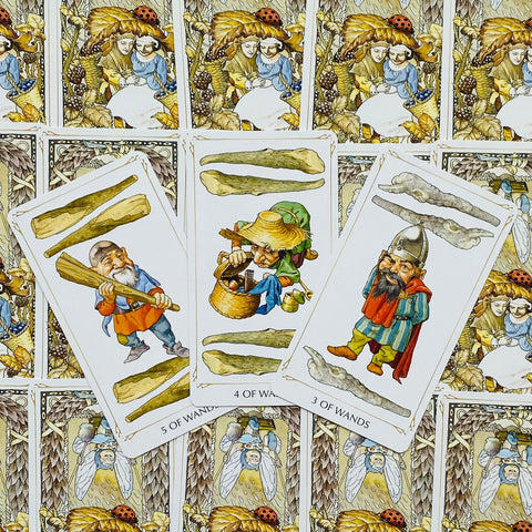 Tarot kortos spalvoto miško dizaino, plokščiai išdėstytos – centre 3, 4 ir 5 lazdų kortos, detalus priartinimas
