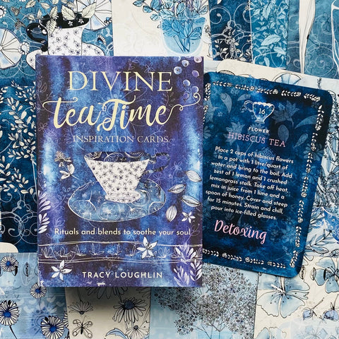 Inspiracinės kortos Divine TeaTime mėlyname viršelyje su atversta Hibiscus Tea recepto kortele, skirtos ramybės ritualams