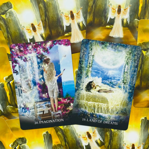 Tarot kortos rinkinys: dvi atverstos kortos „Imagination“ ir „Land of Dreams“ su aukso angelų nugarėlėmis