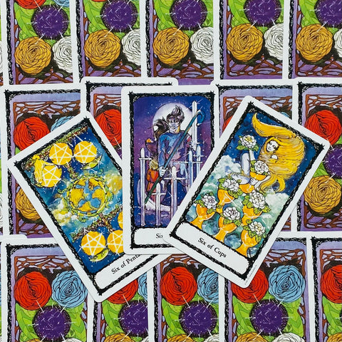 tarot kortos su trims atvertais šeštukų kortomis, ryškios meninės iliustracijos ir gėlių nugarėlės, pabrėžia komplekto dizainą pirkėjui