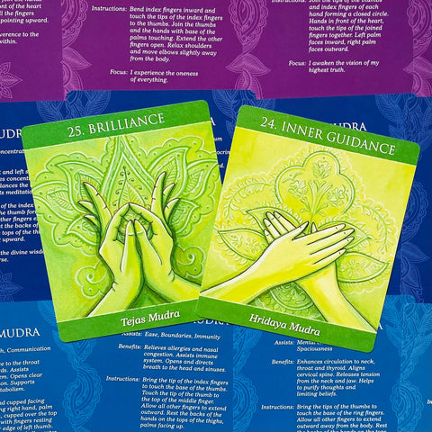 mudros kortelės: žalios‑geltonos versijos (25 Brilliance, 24 Inner Guidance), arti persidengiančios kortos, aiškūs simboliai ir rankų mudrų detalės