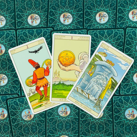 tarot kortos Rider–Waite komplektas, žalia raštuota nugara, trijų kortų išdėstymas parodytas (Pentaklių tūzas, 2 Pentakliai, Taurų karalius)