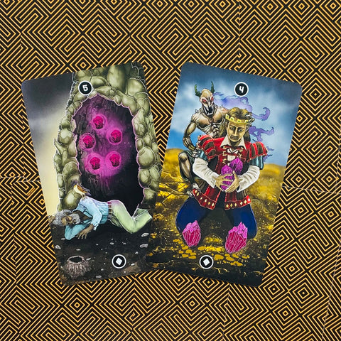 Tarot kortos, dvi atviros kortos su ryškiomis violetinėmis kristalų iliustracijomis ant juodo‑auksinio geometrinio fono