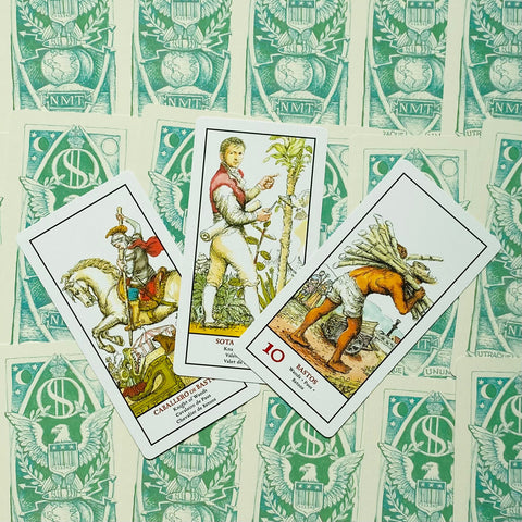 Tarot kortos Rider–Waite stiliumi, trys atverstos kortos (Riteris, Puslapis, 10 lazdų) fanuotos ant žalių nugarėlių