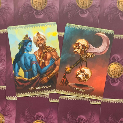 Tarot kortos atverstos — „Kundalini Shakti“ ir „Khadga“ kortų veidai prieš violetiniais nugarėlių fonu