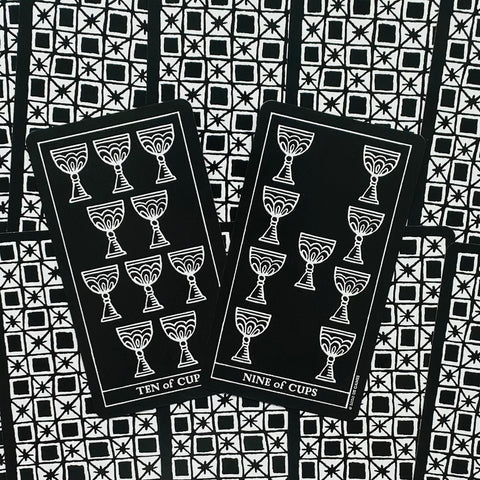 tarot kortos juodai baltos minimalios priekis: dešimt taurės ir devynios taurės, aiškūs pip simboliai ir rėmai