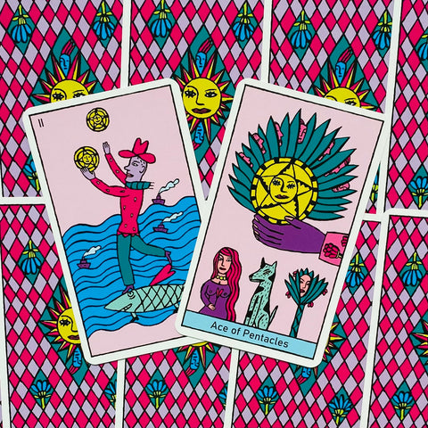 Tarot kortos su ryškia rožine nugarėle, matomos Ace of Pentacles ir Two of Pentacles kortos, išdėstytos įstrižai