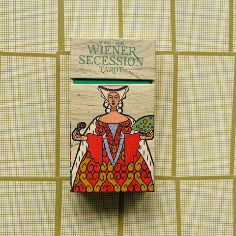Produkto puslapyje matomas Wiener Secession Tarot dėžutės priekinis vaizdas su spalvotu karalienės piešiniu ir žaliu kraštu, iš viršaus centruotas