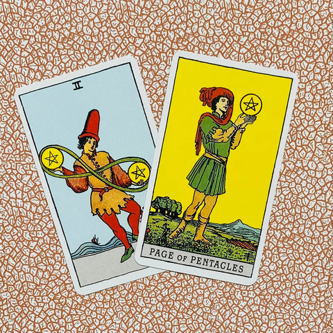 Tarot kortos Rider–Waite: dvi Pentaklių kortos (Page of Pentacles, Two of Pentacles) iš viršaus, ryškios spalvos ir detalus piešinys, pabrėžia kortų dizainą
