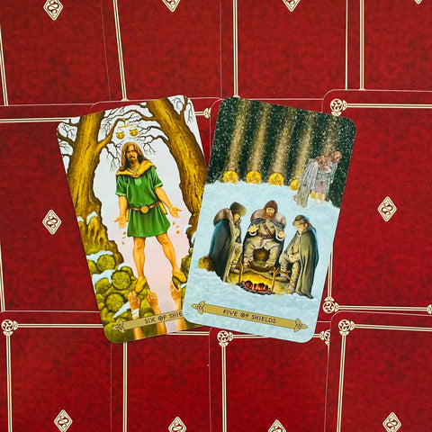 Tarot kortos, atviros versijos: Six of Shields ir Five of Shields ant raudono nugarėlių fono, artimas kampas, aiškios iliustracijos padeda pasirinkti variantą