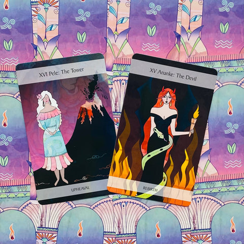 tarot kortos, dvi išdėstytos kortos — The Tower ir The Devil, ryškūs purpuriniai tonai ir ornamentinis fonas