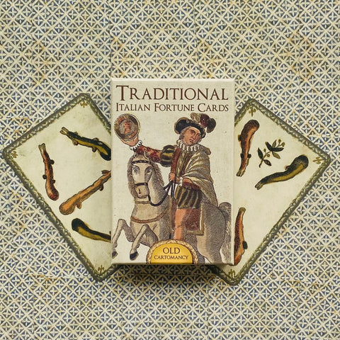 Pranašystės kortos Traditional — centrinė retro dėžutė su raiteliu ir dvi atverstos lazdelės kortos fone