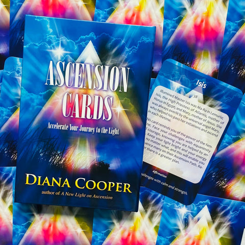 Ascension kortų rinkinys Diana Cooper, mėlyna iliuminuota dėžutė ir ištrauktos „Isis“ kortos tekstas matomas