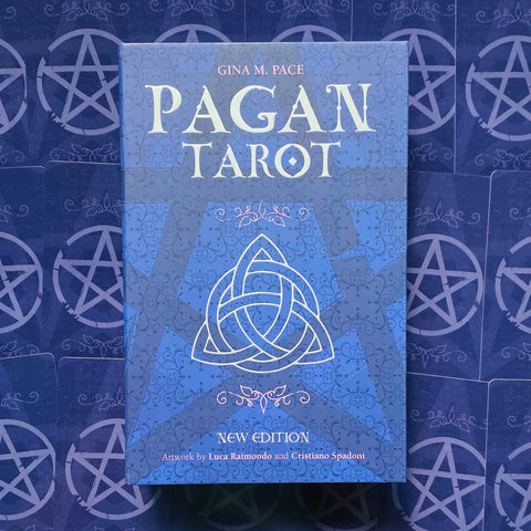 Pagan Tarot kortų rinkinys mėlyname įpakavime, autorės Gina M. Pace new edition viršelis su trikampiu mazgo ornamentu ir pentagramų fonu