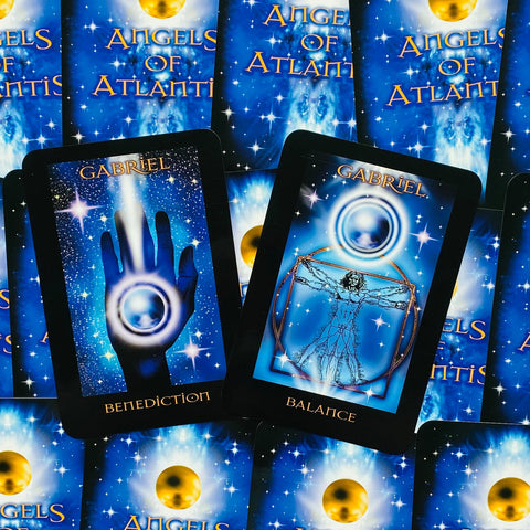 Angels of Atlantis kortos, Gabriel dizainas: artimas planas su kortomis „Benediction“ ir „Balance“, mėlyna kosminė spalva ir persidengiantys kampai