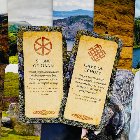 Pranašysčių kortos, dviejų smėlio spalvos kortelių (Stone of Oban ir Cave of Echoes) priekis su akmens rėmeliais ir kitokiais simboliais