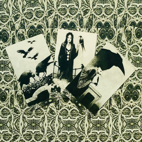 tarot kortos juodai baltos iliustracijos, trys kortos išdėstytos vėduoklės formoje ant ornamentuoto fono