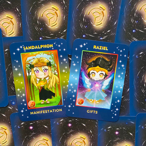 orakulo kortos su dviem atverstomis kortomis Sandalphon (Manifestation) ir Raziel (Gifts) ant mėlyno žvaigždėto fono, ryškios spalvos