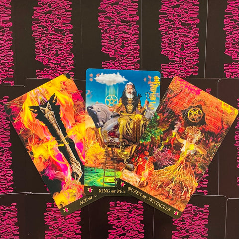 Tarot kortos trijų kortų ištrauka su ryškiai rožiniais nugarėlių raštais ir sodriomis, mistinėmis iliustracijomis