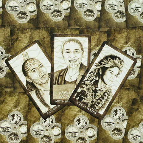 tarot kortos trijų kortų fane: sepijos iliustracijos su polinezijos portretais (Mother, Father, Son of Water), priekinis rodinys, unikalus dizainas