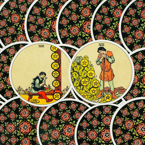 tarot kortos Rider–Waite apvalios, parodytos Septyni ir Aštuoni pentakliai prie juodos gėlių nugarėlės