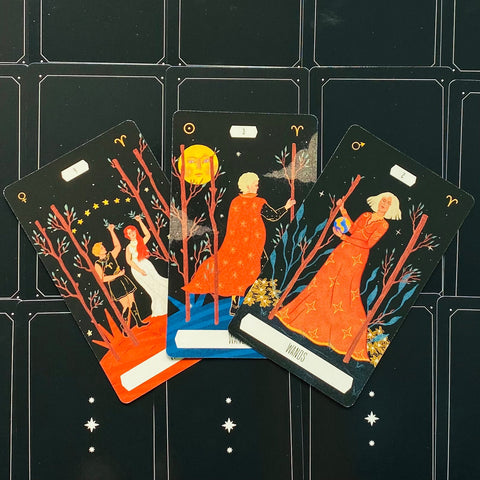 tarot kortos trijų lazdelės kortų išdėstymas ant juodo fono, ryškūs raudoni kostiumai, mėnulis ir detalios iliustracijos