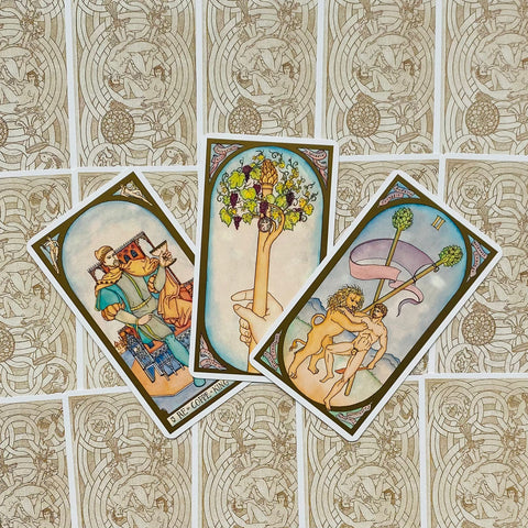 Tarot kortos trijų kortų išklotinė, klasikinio dizaino kortelės su šviesiai mėlyvomis rėmelio detalėmis ir ornamentuotu nugarėliu