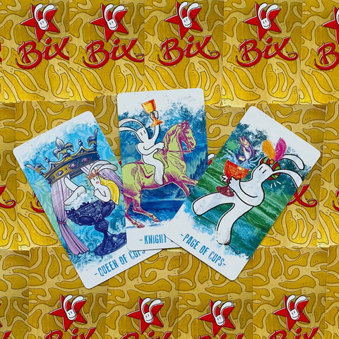 tarot kortos trijų Taurų kortų komplektas (Queen, Knight, Page) kampu išdėstytos ant Bix auksinio fono su ryškiomis mėlyna, žalia ir violetine iliustracija