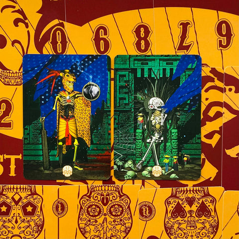 Tarot kortos dvi spalvingos iliustruotos kortelės su skeletų ir jaguaro motyvais ant geltono fono