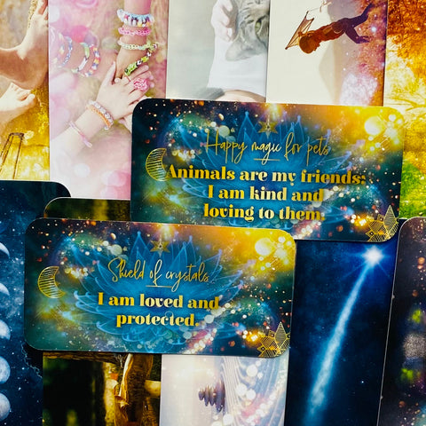 Affirmacijų kortelės mėlyno ir auksinio dizaino, artimas planas su užrašu „I am loved and protected“ ir kitais variantais