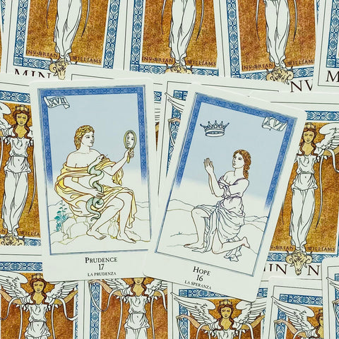 Tarot kortos komplektas su mėlynomis rėmelėmis, gulsčiai išdėstytas; matomos Prudence (17) ir Hope (16) priekinės kortos