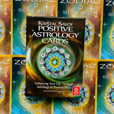Astrologijos kortos Krystal Savoy, 73 kortų dėžutė su spalvota mandala ant tamsaus fono, centrinė priekinė pusė pardavimui