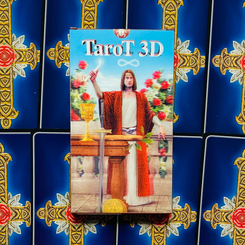 Taro 3D kortų rinkinys dėžutė priekyje su raudonu apsiaustu stovinčiu personažu ir mėlynomis nugarėlėmis
